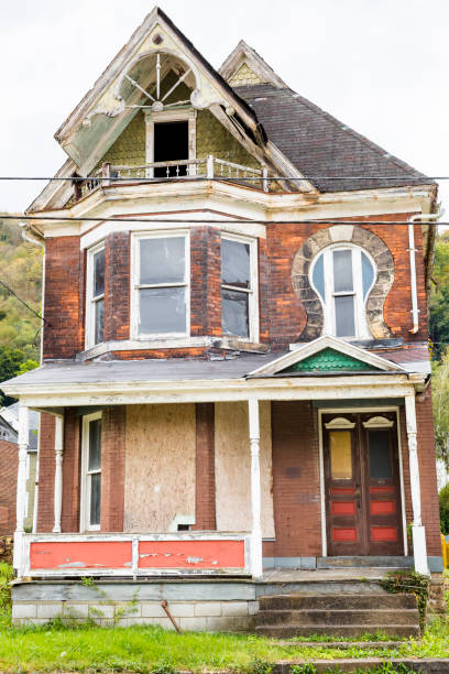 istock Old, Run-down Boarded Up Victorian House 1193386825