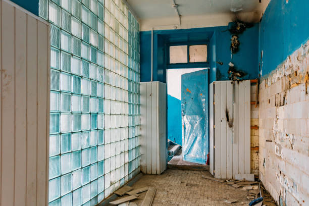 istock Glass block walls in old abandoned building 1193386917