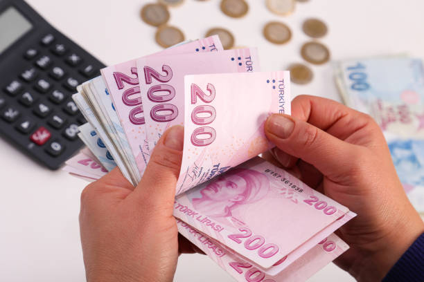 nicht erkennbare person, die türkische banknoten zählt - geldschein stock-fotos und bilder