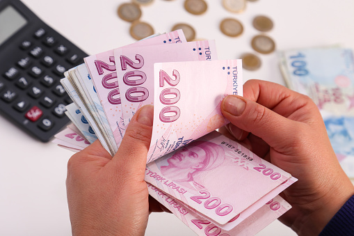 Persona irreconocible contando billetes turcos photo