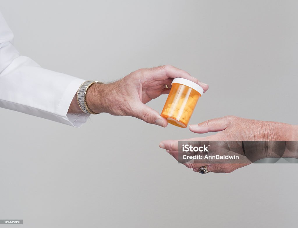 Recipiente do comprimido a ser transmitidos pelo farmacêutico para o doente - Royalty-free Comprimido Foto de stock