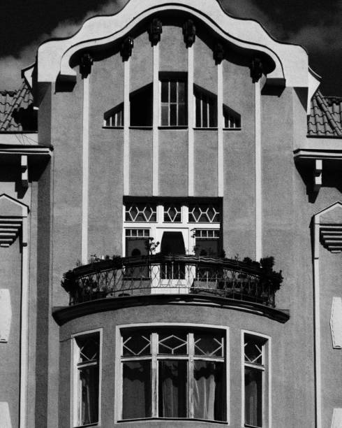 foto vintage en blanco y negro de un balcón - classic europe urban scene prague fotografías e imágenes de stock