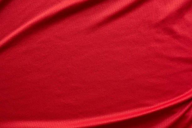 vêtements de sport tissu maillot de football texture haut de vue couleur rouge - jersey en matière textile photos et images de collection