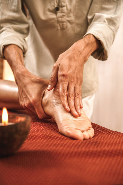 medicina alternativa. terapeuta curando mujer haciendo acupresión de masaje ayurvédico en el primer plano del pie - chakra ayurveda recovery herbal medicine fotografías e imágenes de stock