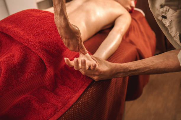 medicina alternativa. terapeuta curando a la mujer haciendo masaje - chakra ayurveda recovery herbal medicine fotografías e imágenes de stock