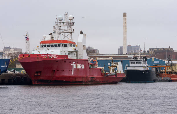 statek badawczy fugro searcher ze statkiem dostawczym scarlett isabella w tle - searcher zdjęcia i obrazy z banku zdjęć