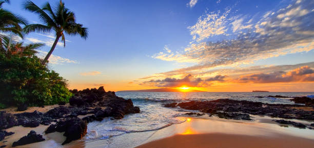 makena secret beach al atardecer en maui, hawái - maui fotografías e imágenes de stock