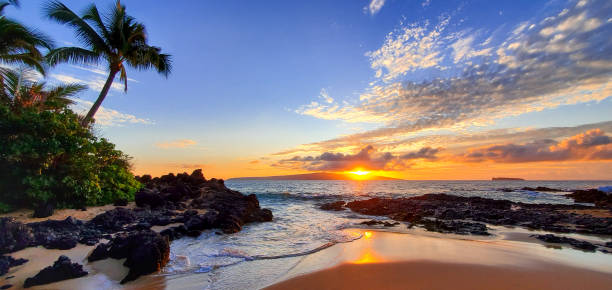 plage secrète de makena au coucher du soleil dans maui, hawaï - beautiful bay sea water photos et images de collection