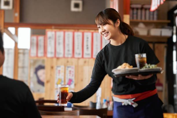 imagen de trabajo de una mujer que trabaja en un pub - byte fotografías e imágenes de stock