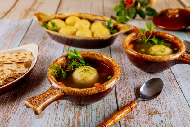 tradycyjny posiłek paschacyjny. matzo kulki kulki, matzoh i matzo kulki. - matzo ball hebrew script food dumpling zdjęcia i obrazy z banku zdjęć