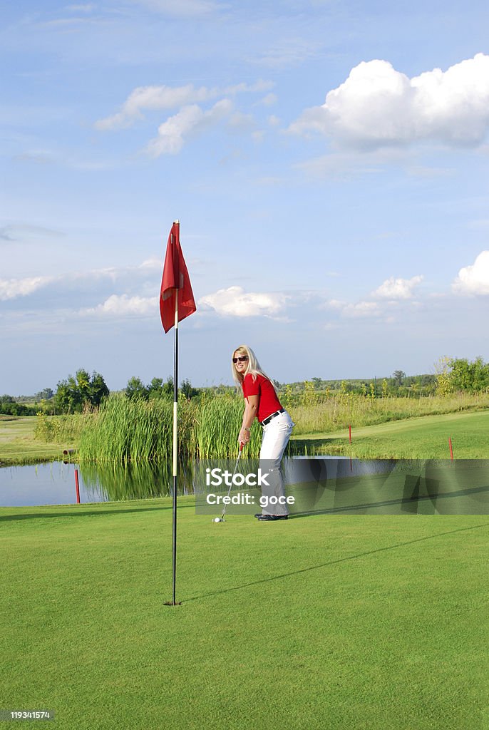 blonde fille jouant au golf - Photo de 20-24 ans libre de droits