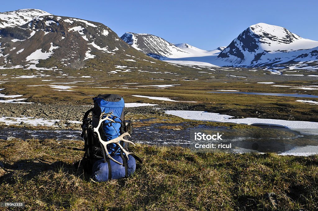 Zaino guardando un paesaggio di montagna - Foto stock royalty-free di Acqua