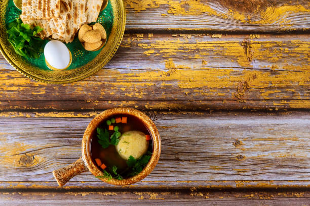 tradycyjna żydowska zupa balowa matzo i talerz seder na drewnianym stole. - matzo ball hebrew script food dumpling zdjęcia i obrazy z banku zdjęć