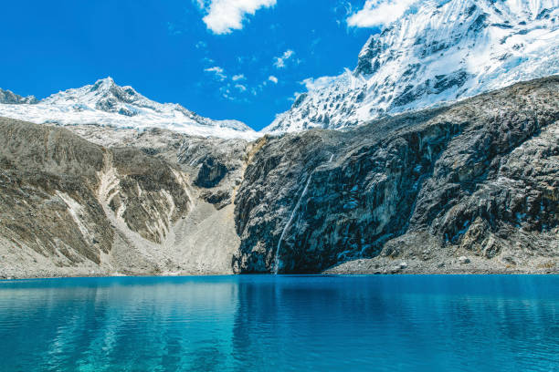 lago glaciale cristallino con cascata in alto nelle ande - huaraz foto e immagini stock