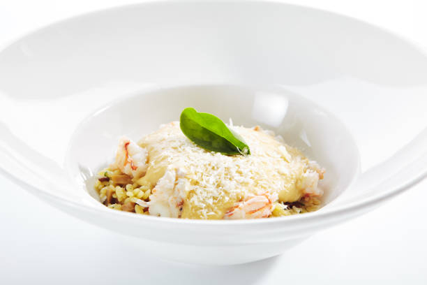risotto italien délicieux aux moules et crevettes - seafood lobster paella prepared shellfish photos et images de collection