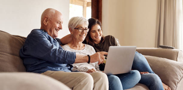 信用の利便性であなたの高齢の両親を強化 - convenience using laptop laptop people ストックフォトと画像