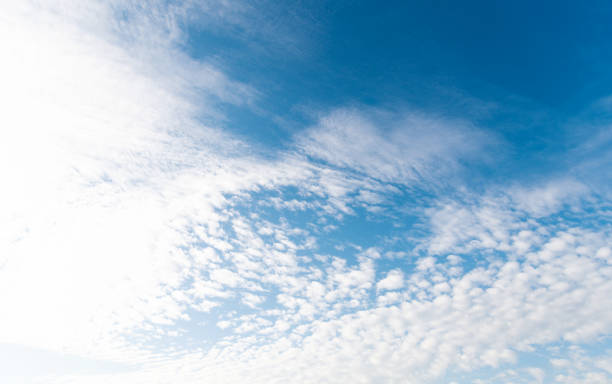 cielo azul con fondo de nubes brumosas - cirrocumulus fotografías e imágenes de stock