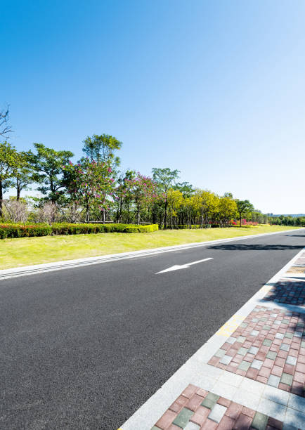 istock Arrow sign on asphalt road 1193445614