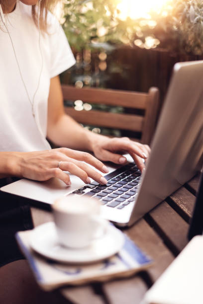 junge frau mit laptop auf sommerbalkon - entrepreneur lifestyles nature environment stock-fotos und bilder