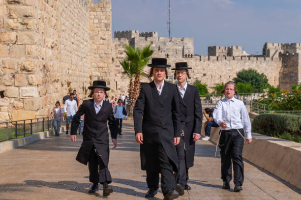 traditionelle orthodoxe jüdische familie in jerusalem - ultra orthodox judaism stock-fotos und bilder