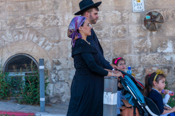 traditionelle orthodoxe jüdische familie in jerusalem - ultra orthodox judaism stock-fotos und bilder