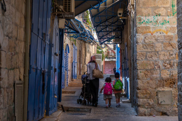 mother with children in jerusalem - ultra orthodox judaism imagens e fotografias de stock