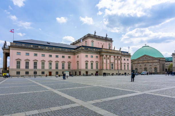 opera estatal de berlín (staatsoper unter den linden) y catedral de st. hedwig en la plaza bebelplatz, alemania - opera house opera stage theater european culture fotografías e imágenes de stock