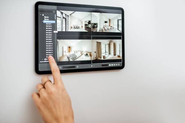 controlar casa com câmeras de vídeo e tablet digital - equipamento de segurança equipamento - fotografias e filmes do acervo
