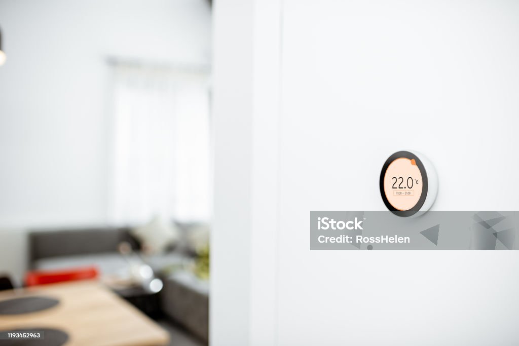 Sistema de calefacción para el hogar inteligente - Foto de stock de Termostato inteligente libre de derechos