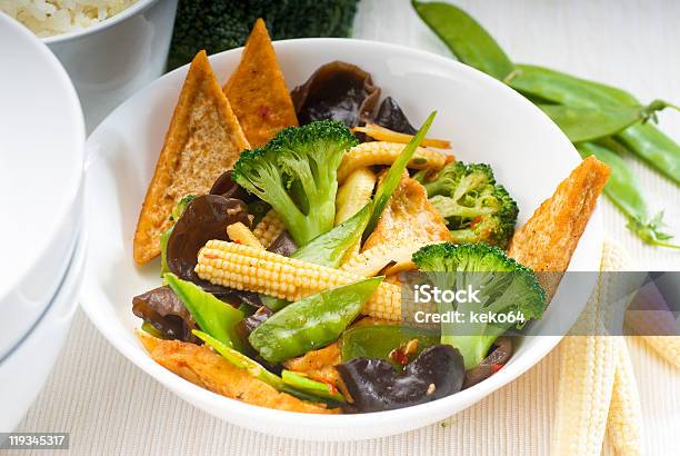 Tofu Beancurd E Verdura - Fotografie stock e altre immagini di Alimentazione sana - Alimentazione sana, Bianco, Broccolo