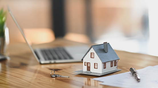 Modelo de casa en las llaves de venta en el contrato de alquiler o los contratos de compra de la casa con el fondo de la propiedad de la propiedad. photo