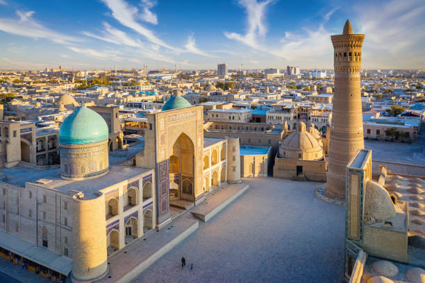 minareto della vista aerea del complesso di kalon di bukhara poi in uzbekistan - poi foto e immagini stock