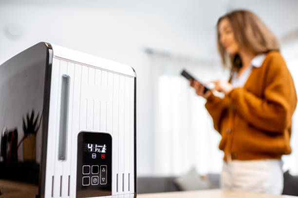 control del humidificador de aire inteligente con teléfono de forma remota en casa - humidifier steam home interior appliance fotografías e imágenes de stock