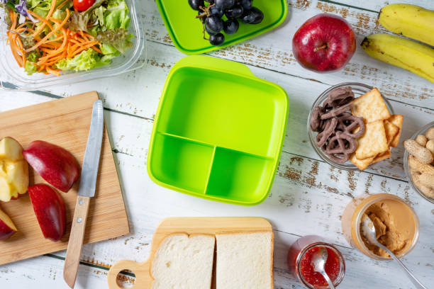 przygotuj się na lunch pole dzieci bento pack do szkoły. kanapka z krakersem i warzywami, owocami. widok z góry. - lunch box lunch packed lunch school lunch zdjęcia i obrazy z banku zdjęć