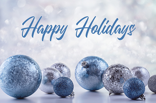 Bolas de color azul y plata festivas, decoraciones navideñas sobre un fondo brillante. Felices Fiestas. photo