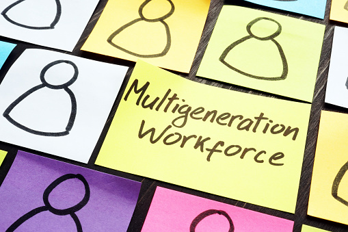 Concepto de mano de obra multigeneración. Memoria multicolor se pega con figuras. photo