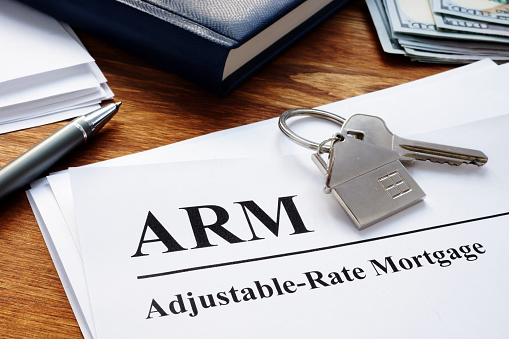 Tasa ajustable Documentos ARM hipotecarios en la oficina. photo
