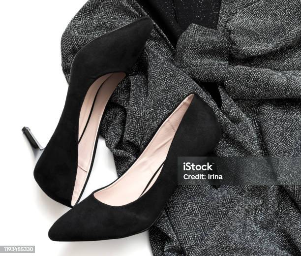 Vestido Plateado Y Zapatos De Ante Negro Fondo Blanco Plano Lay Foto de stock y más banco de imágenes de A la moda -