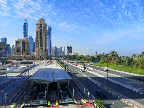 torres bonitas da skyline do porto de dubai - vista de dubai - cidade dos meios de dubai - estação do transporte e do bonde - dubai media city - fotografias e filmes do acervo