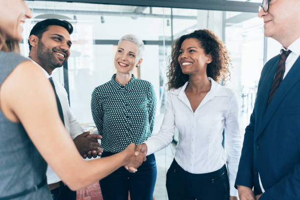 poignée de main des gens d'affaires - coalition businessman business handshake photos et images de collection