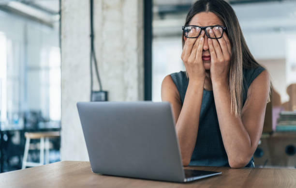 mujer de negocios cansada - frustración fotografías e imágenes de stock