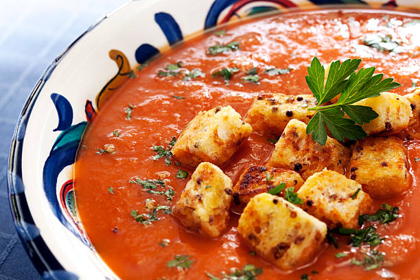 tomato soup with croutons - kruton stok fotoğraflar ve resimler