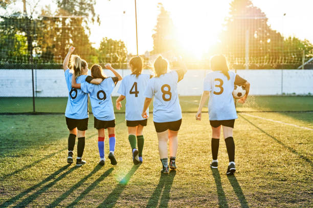 filles de football célébrant le succès sur le terrain de sports - number 10 flash photos et images de collection