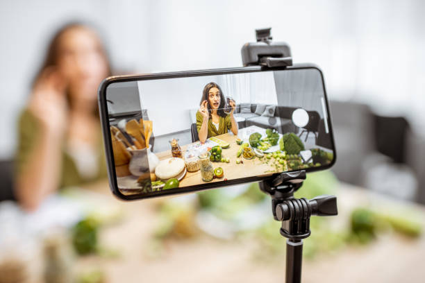 mujer vlogging sobre alimentos saludables - healthy eating red colors healthcare and medicine fotografías e imágenes de stock