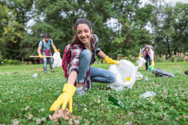 istock Young people cleaning up the park 1193489724