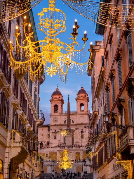 красивые рождественские украшения украшают испанские шаги в самом сердце рима - piazza di spagna spanish steps church trinita dei monti стоковые фото и изображения