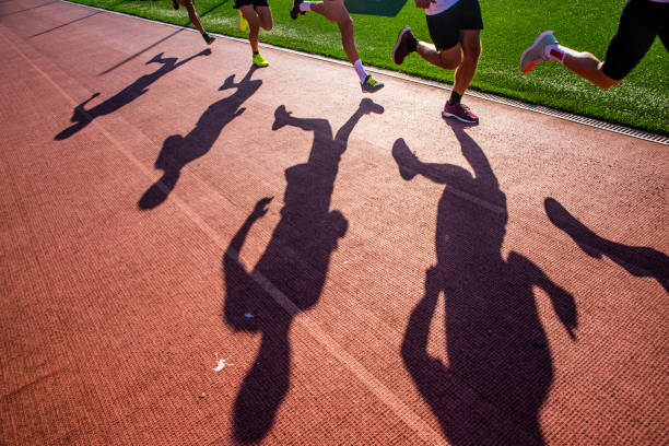 トラック上のランナー、シルエット、陸上競技スポーツ写真。 - starting line competition running jogging ストックフォトと画像