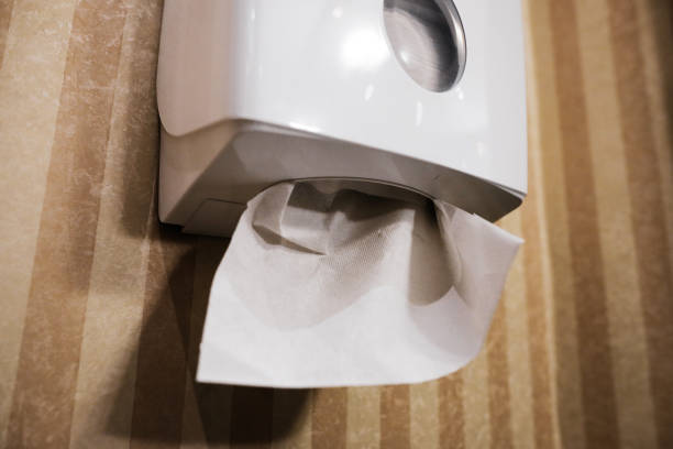 płytki obraz głębi ostrości (selektywne ustawianie ostrości) z dozownikiem ręczników papierowych w hotelowej łazience. - paper towel hygiene public restroom cleaning zdjęcia i obrazy z banku zdjęć