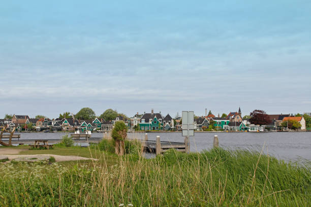 vista de casas holandesas tradicionais ao longo do canal na mola - zaanse schans bridge house water - fotografias e filmes do acervo