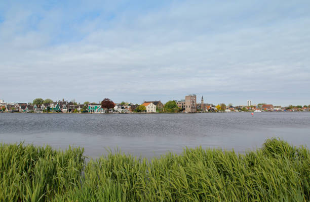 vista de casas holandesas tradicionais ao longo do canal na mola - zaanse schans bridge house water - fotografias e filmes do acervo